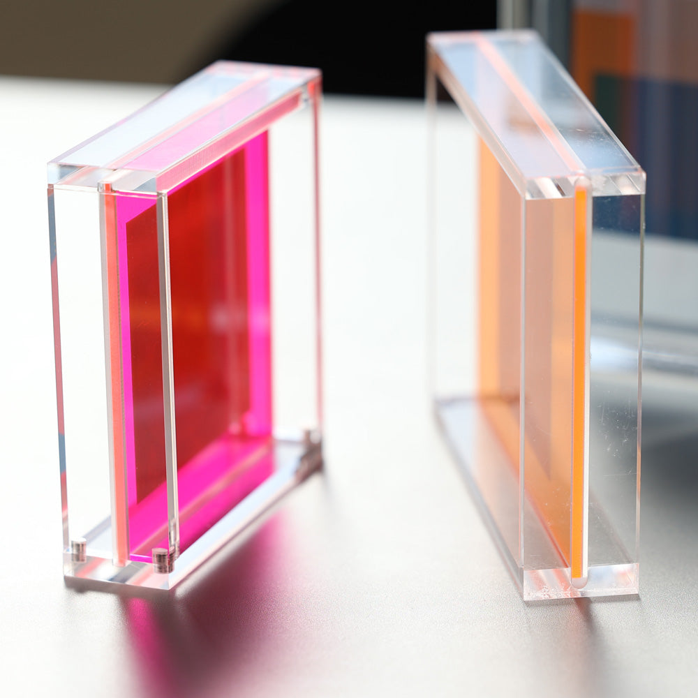 厚みのあるアクリルフレームが作品に奥行きと立体感をもたらせ、美しさ