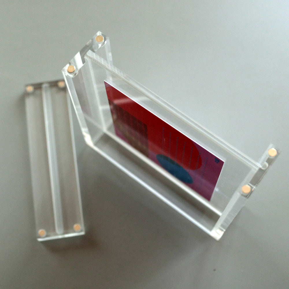 厚みのあるアクリルフレームが作品に奥行きと立体感をもたらせ、美しさ