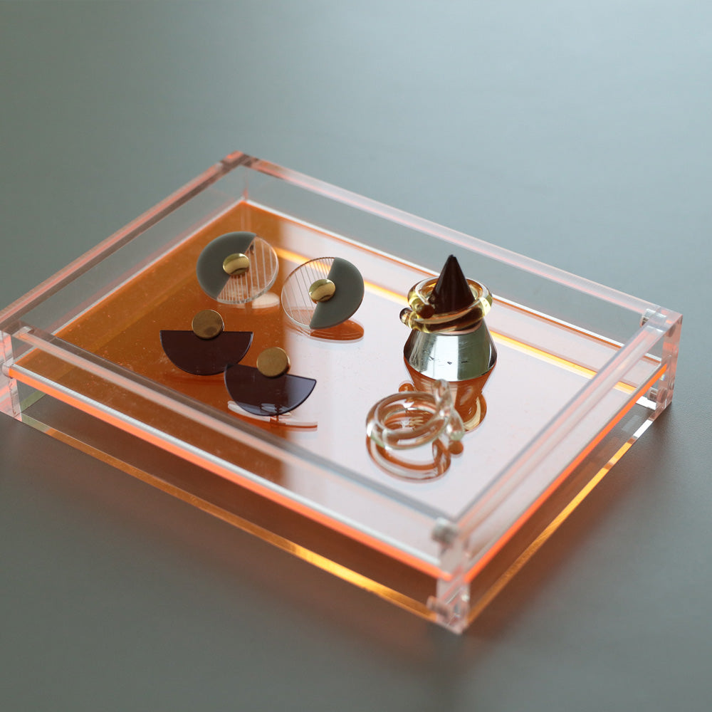 厚みのあるアクリルフレームが作品に奥行きと立体感をもたらせ、美しさ