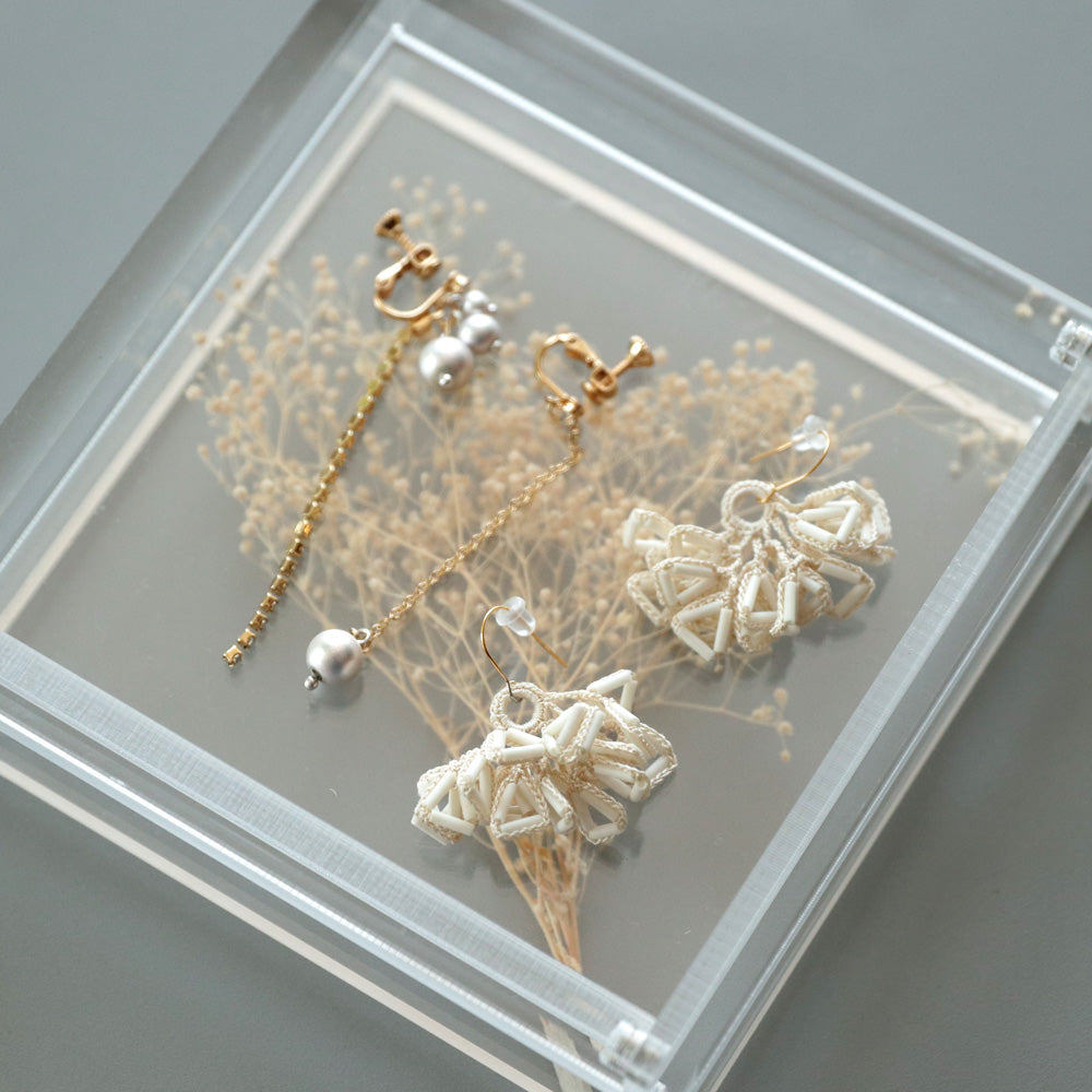 厚みのあるアクリルフレームが作品に奥行きと立体感をもたらせ、美しさ