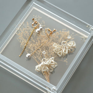厚みのあるアクリルフレームが作品に奥行きと立体感をもたらせ、美しさを引き出す AMS（エーエムエス）