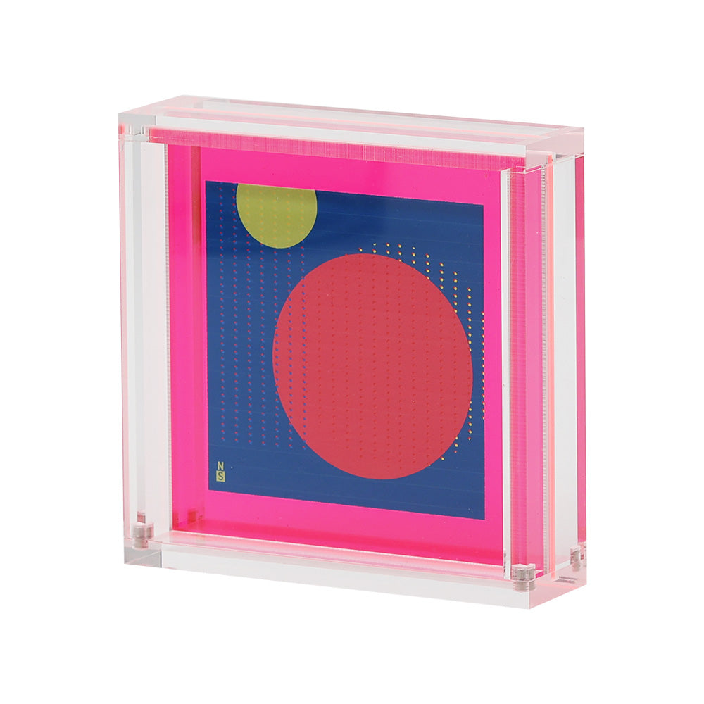 厚みのあるアクリルフレームが作品に奥行きと立体感をもたらせ、美しさ