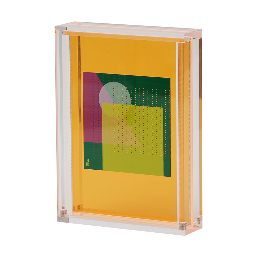 厚みのあるアクリルフレームが作品に奥行きと立体感をもたらせ、美しさ