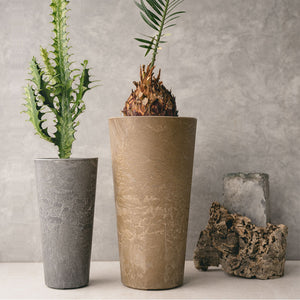 自然環境に近い状態を表現できる縦長プランター ART STONE TALL（アートストーン トール）