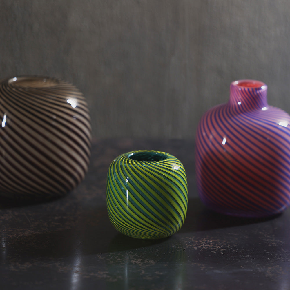 洗練されたストライプ模様と重厚感あふれる分厚いガラスのフラワー