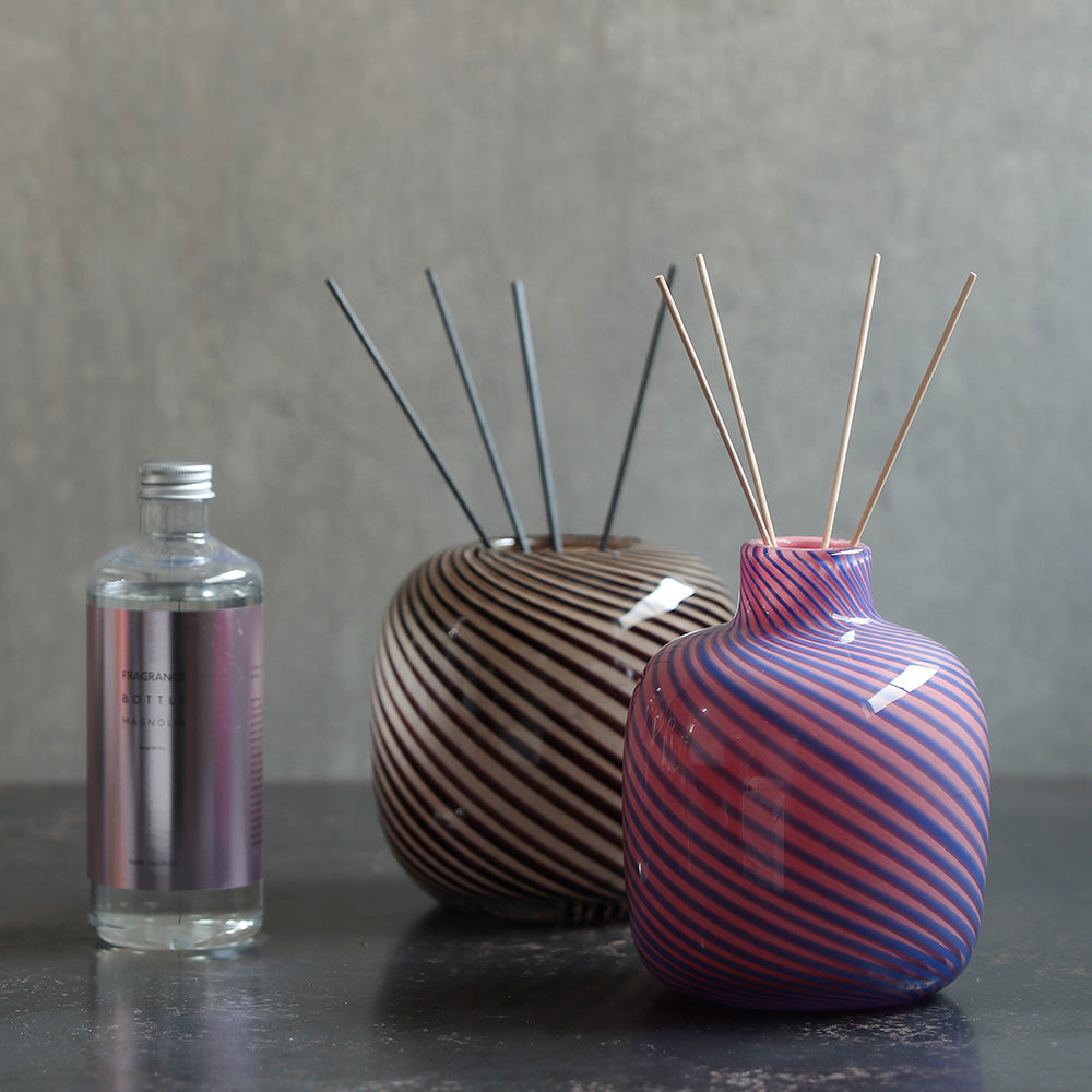 洗練されたストライプ模様と重厚感あふれる分厚いガラスのフラワー