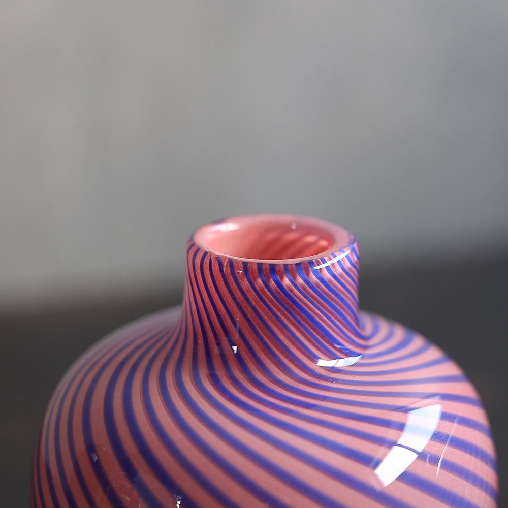 洗練されたストライプ模様と重厚感あふれる分厚いガラスのフラワー