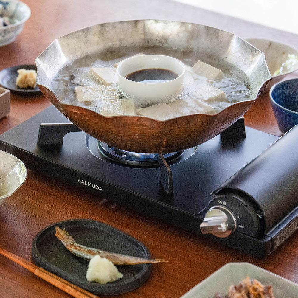 テーブルで楽しむ料理の可能性を広げるカセットコンロ BALMUDA Table