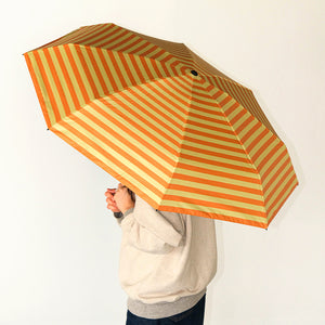 鮮やかなストライプデザインが印象的な折り畳みUV傘 BANACO BREEZE UV UMBRELLA