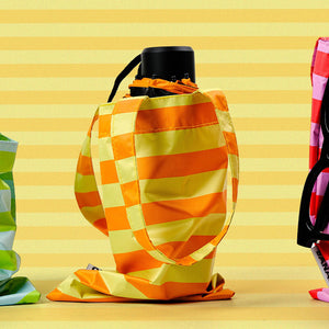 鮮やかなストライプデザインが印象的な折り畳みUV傘 BANACO BREEZE UV UMBRELLA