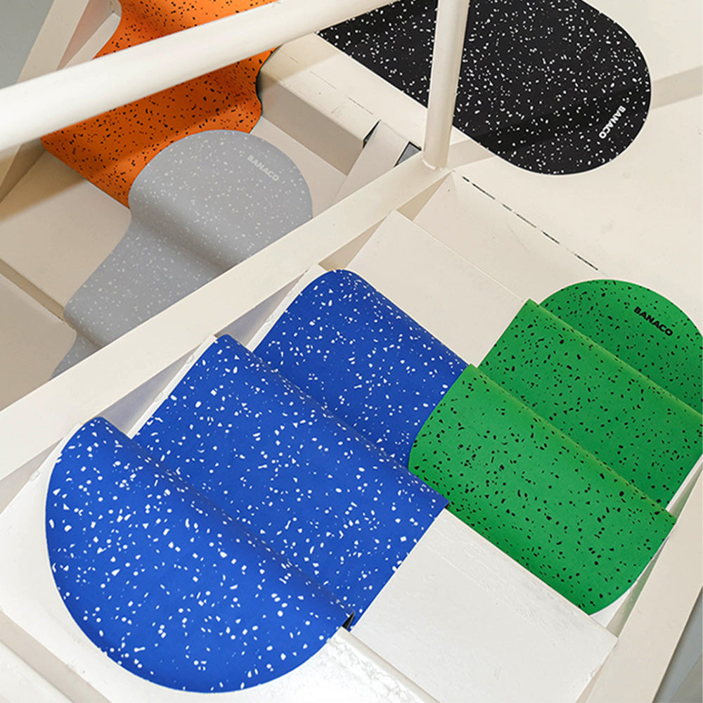 ダイナミックな色彩とパターンが印象的なフットマット BANACO SPLASH FOOT MAT