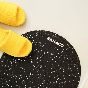 ダイナミックな色彩とパターンが印象的なフットマット BANACO SPLASH FOOT MAT