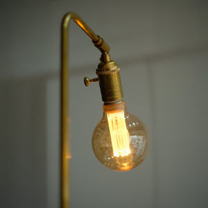 挟むだけで誰でも簡単に取り付けられる BARDEN CLAMP LAMP（バーデン クランプ ランプ）