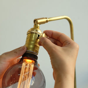挟むだけで誰でも簡単に取り付けられる BARDEN CLAMP LAMP（バーデン クランプ ランプ）