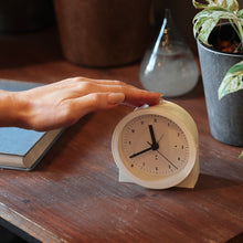 画像をギャラリービューアに読み込む, 最小限で正確に 生活に溶け込むミニマルな電波時計 BEZEL（ベゼル）
