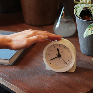 最小限で正確に 生活に溶け込むミニマルな電波時計 BEZEL（ベゼル）