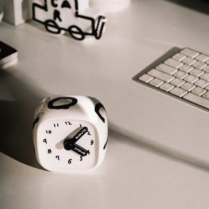 【予約商品】手のひらサイズの愛らしいキューブ型デスククロック Bmix Studio INAP EDITION CUBE CLOCK