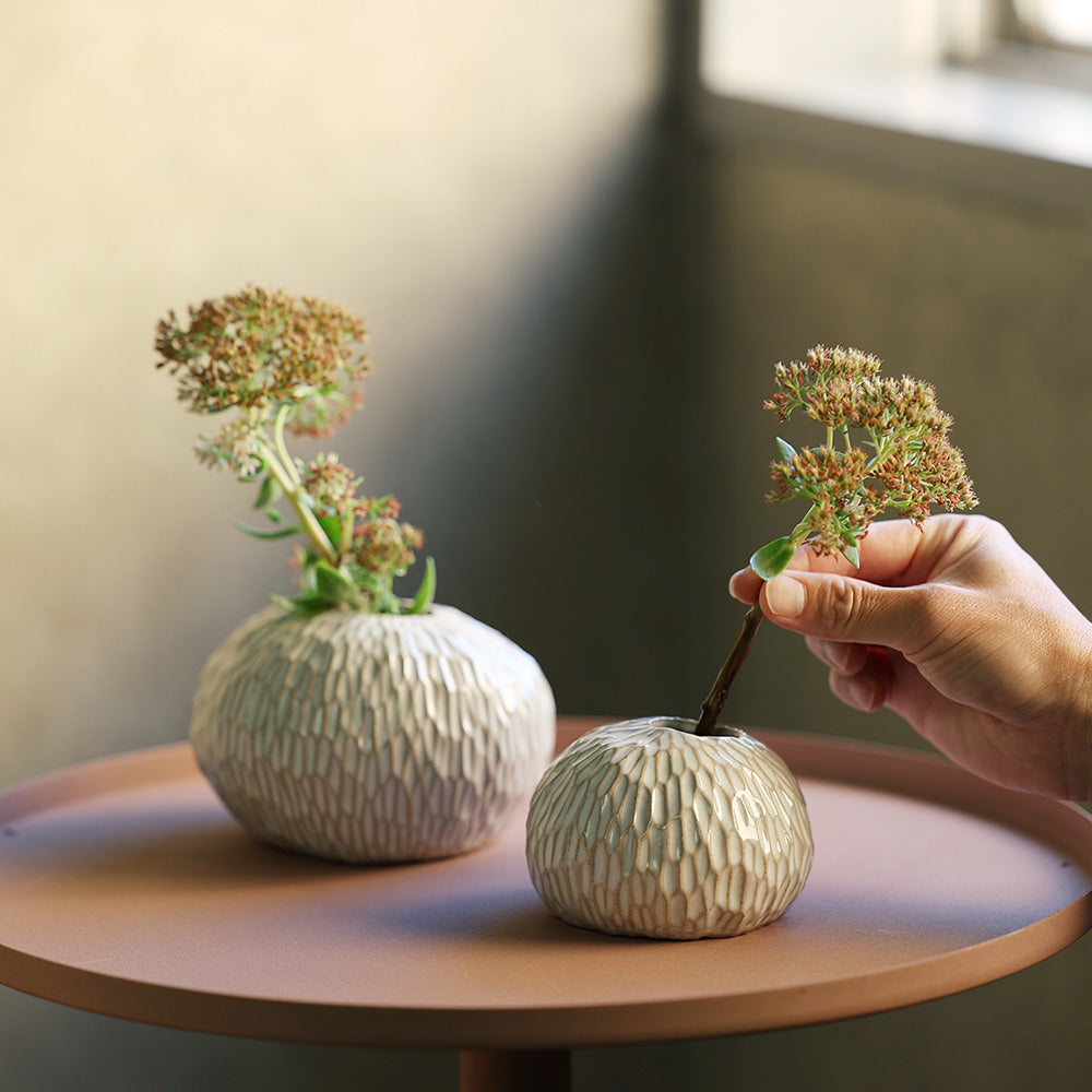 柔らかな輪郭の中に、歪さと細かな彫刻が特徴的な一輪挿し Bohumila