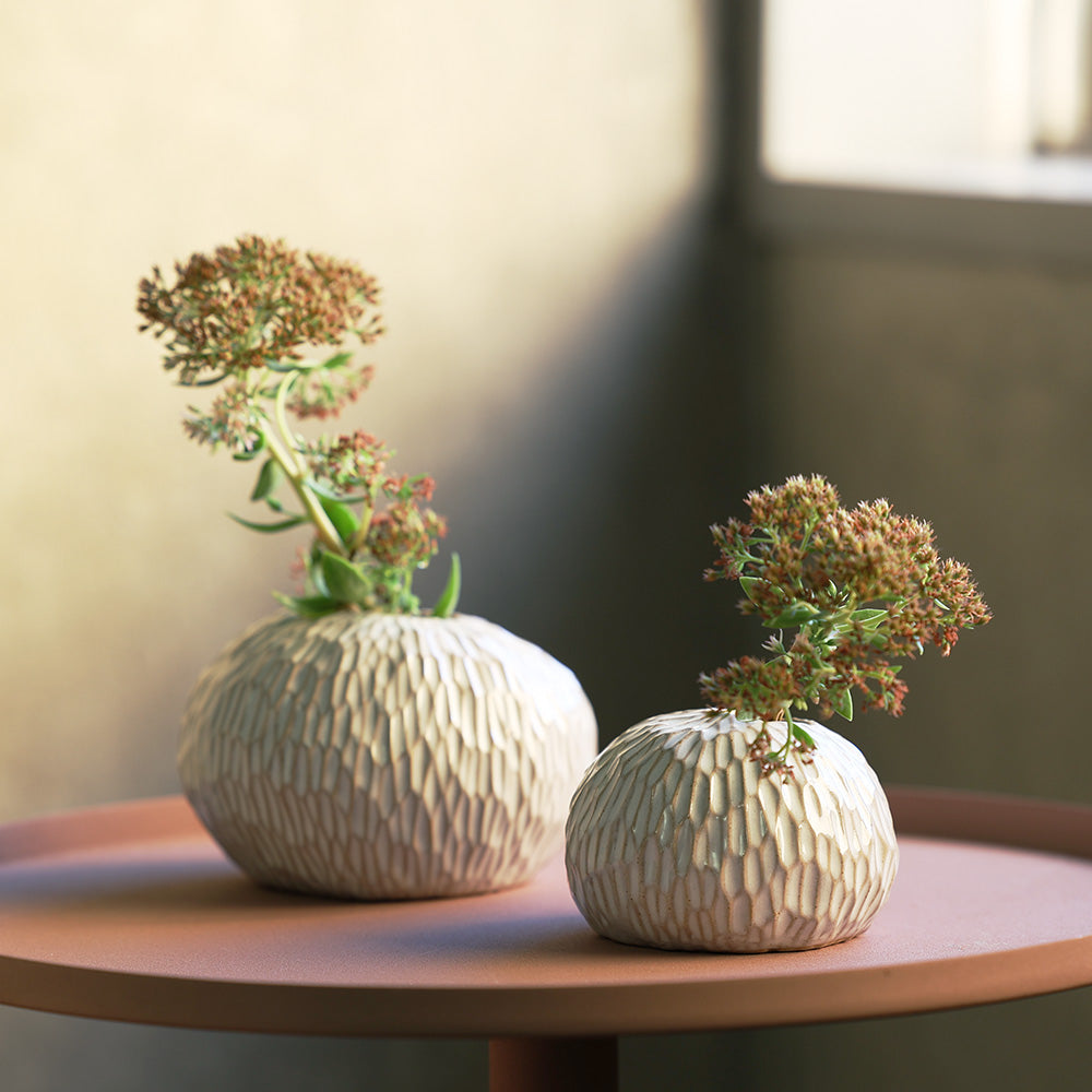 柔らかな輪郭の中に、歪さと細かな彫刻が特徴的な一輪挿し Bohumila