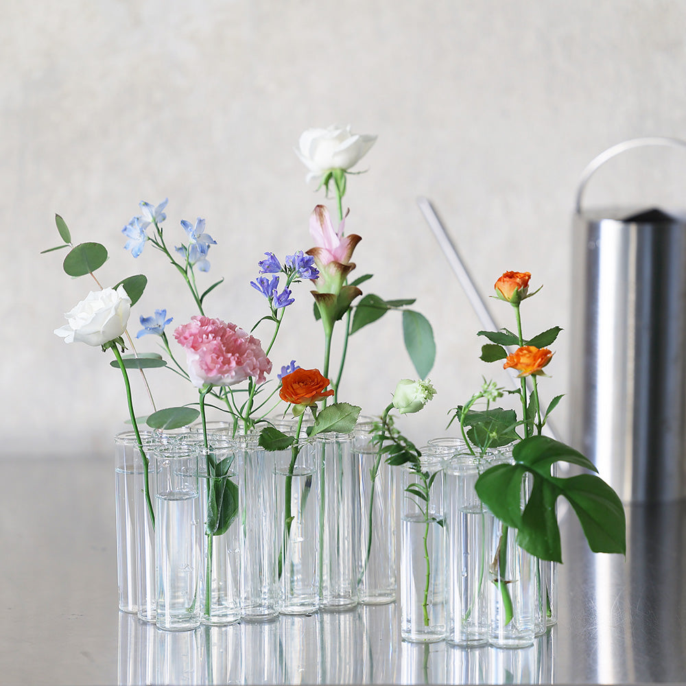 小さな試験管が連なったフラワーベース BRILLIANT CONNECTION