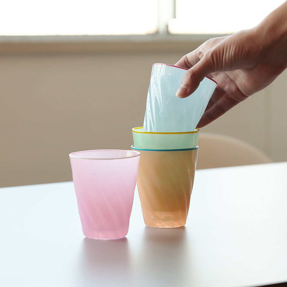 シンプルな形で洗いやすく、スタッキングが可能なグラス BRIM（ブリム