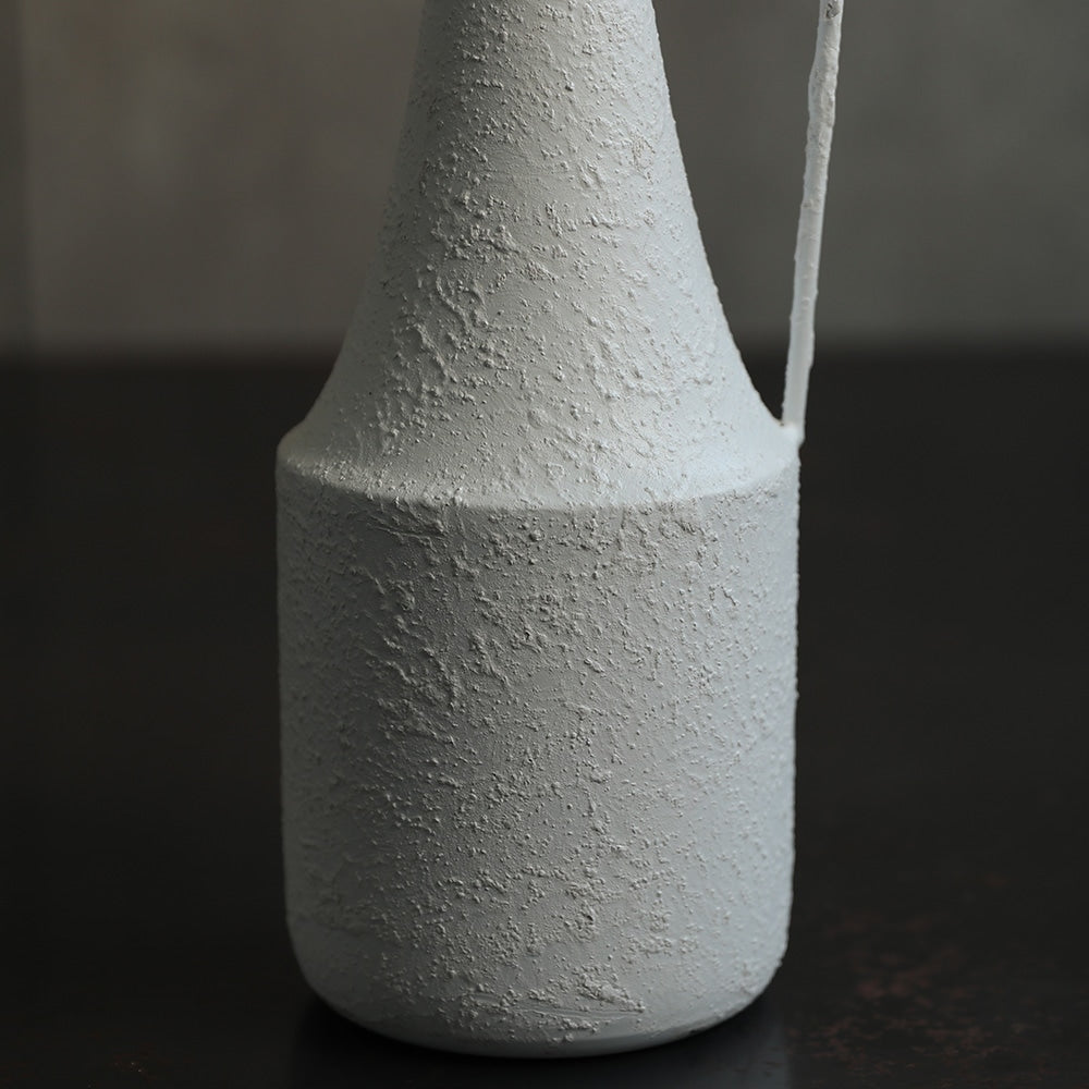 描く前のカンバスから生まれた白美の陰影 Carlstein（カール