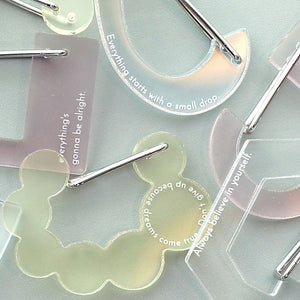 お守りのように、願いを込めたアクリルカラビナ CHARM CARABINER（チャーム カラビナ）