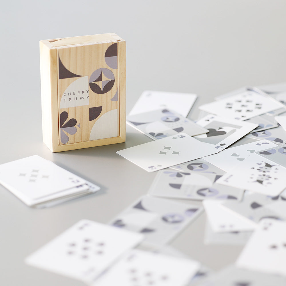 遊ぶ前に、つい自慢したくなる木箱入りトランプ CHEERY TRUMP