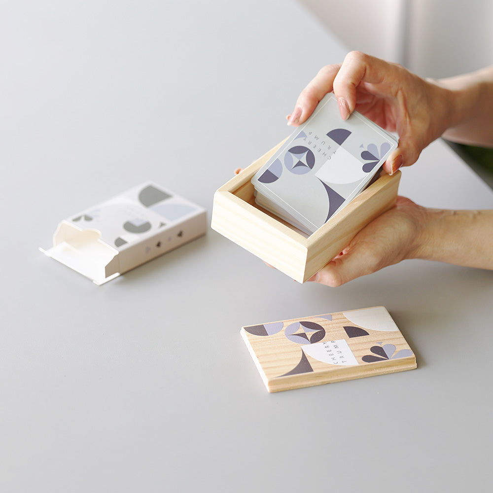 遊ぶ前に、つい自慢したくなる木箱入りトランプ CHEERY TRUMP