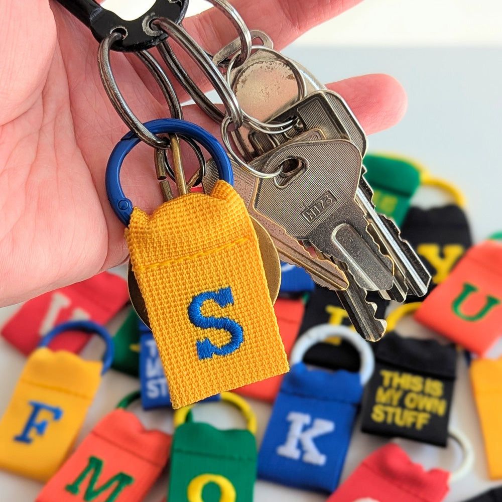 厚みのあるタフなナイロンテープを使用した COLLEGE LETTER TAG（カレッジレタータグ）