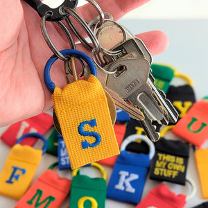 厚みのあるタフなナイロンテープを使用した COLLEGE LETTER TAG（カレッジレタータグ）