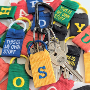 厚みのあるタフなナイロンテープを使用した COLLEGE LETTER TAG（カレッジレタータグ）