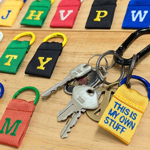 厚みのあるタフなナイロンテープを使用した COLLEGE LETTER TAG（カレッジレタータグ）