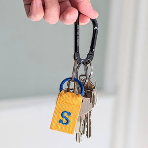 厚みのあるタフなナイロンテープを使用した COLLEGE LETTER TAG（カレッジレタータグ）