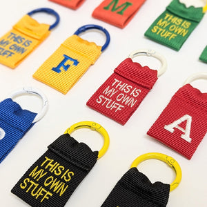 厚みのあるタフなナイロンテープを使用した COLLEGE LETTER TAG（カレッジレタータグ）