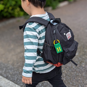 厚みのあるタフなナイロンテープを使用した COLLEGE LETTER TAG（カレッジレタータグ）