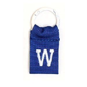 厚みのあるタフなナイロンテープを使用した COLLEGE LETTER TAG（カレッジレタータグ）