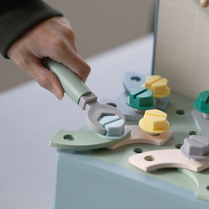クルクル、トントン、ネジネジ 想像力を養う体験玩具 CRAFT TOOLBOX（クラフト ツールボックス）