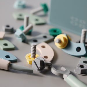 クルクル、トントン、ネジネジ 想像力を養う体験玩具 CRAFT TOOLBOX（クラフト ツールボックス）