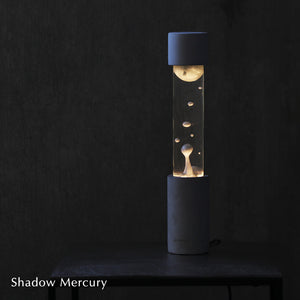 点灯すると呼吸をするように流動的に形を変えながらコンクリートの筒を行き来する Dripping Lamp（ドリッピングランプ）