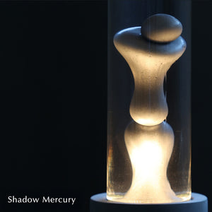 点灯すると呼吸をするように流動的に形を変えながらコンクリートの筒を行き来する Dripping Lamp（ドリッピングランプ）
