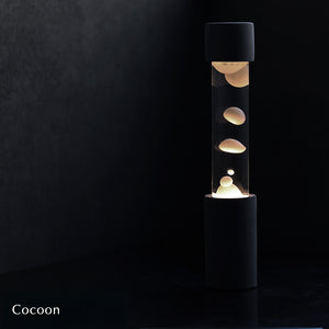 点灯すると呼吸をするように流動的に形を変えながらコンクリートの筒を行き来する Dripping Lamp（ドリッピングランプ）