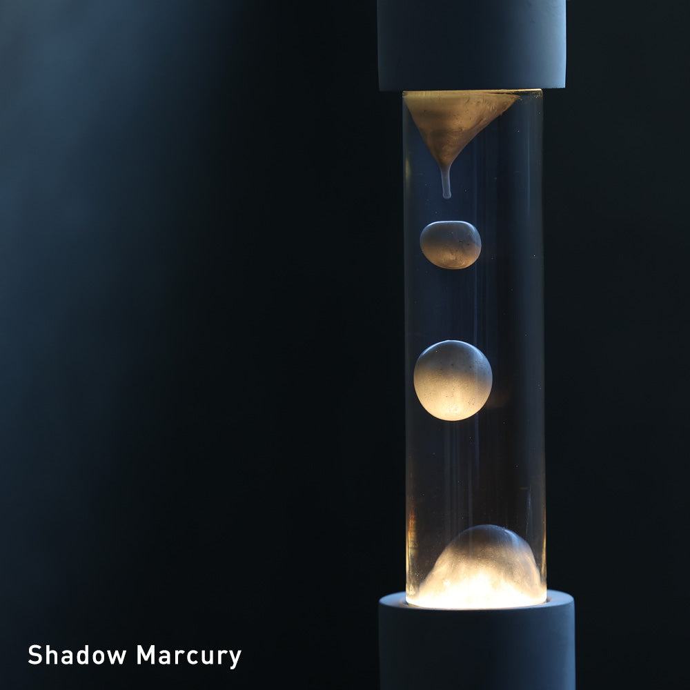 点灯すると呼吸をするように流動的に形を変えながらコンクリートの筒を行き来する Dripping Lamp（ドリッピングランプ）