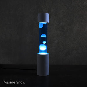 点灯すると呼吸をするように流動的に形を変えながらコンクリートの筒を行き来する Dripping Lamp（ドリッピングランプ）