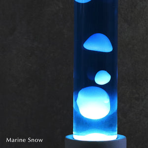 点灯すると呼吸をするように流動的に形を変えながらコンクリートの筒を行き来する Dripping Lamp（ドリッピングランプ）