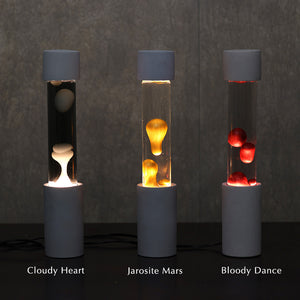 点灯すると呼吸をするように流動的に形を変えながらコンクリートの筒を行き来する Dripping Lamp（ドリッピングランプ）