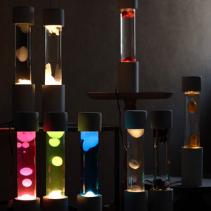 点灯すると呼吸をするように流動的に形を変えながらコンクリートの筒を行き来する Dripping Lamp（ドリッピングランプ）