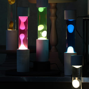 点灯すると呼吸をするように流動的に形を変えながらコンクリートの筒を行き来する Dripping Lamp（ドリッピングランプ）