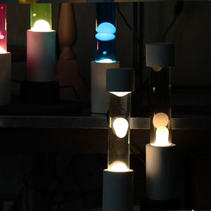 点灯すると呼吸をするように流動的に形を変えながらコンクリートの筒を行き来する Dripping Lamp（ドリッピングランプ）