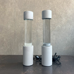 点灯すると呼吸をするように流動的に形を変えながらコンクリートの筒を行き来する Dripping Lamp（ドリッピングランプ）